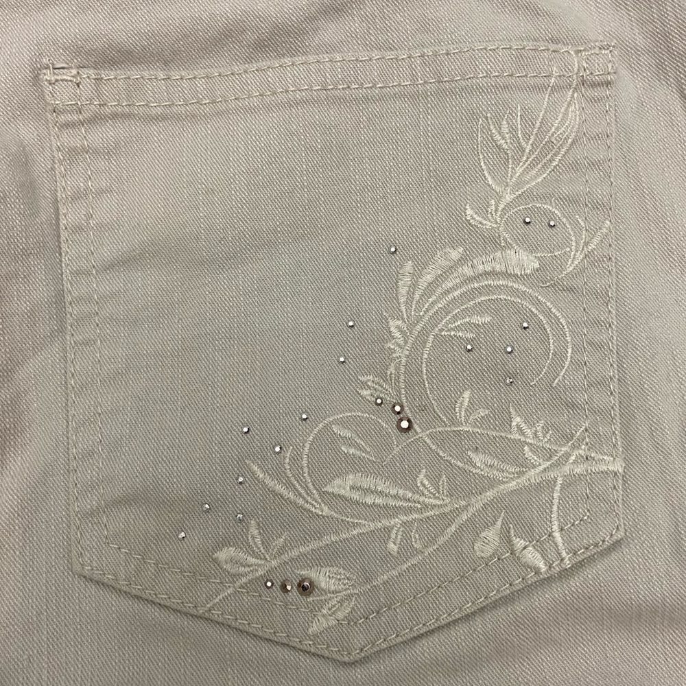 Gloria Vanderbilt Sheila Tan Bermuda Shorts - Picture 4 of 12